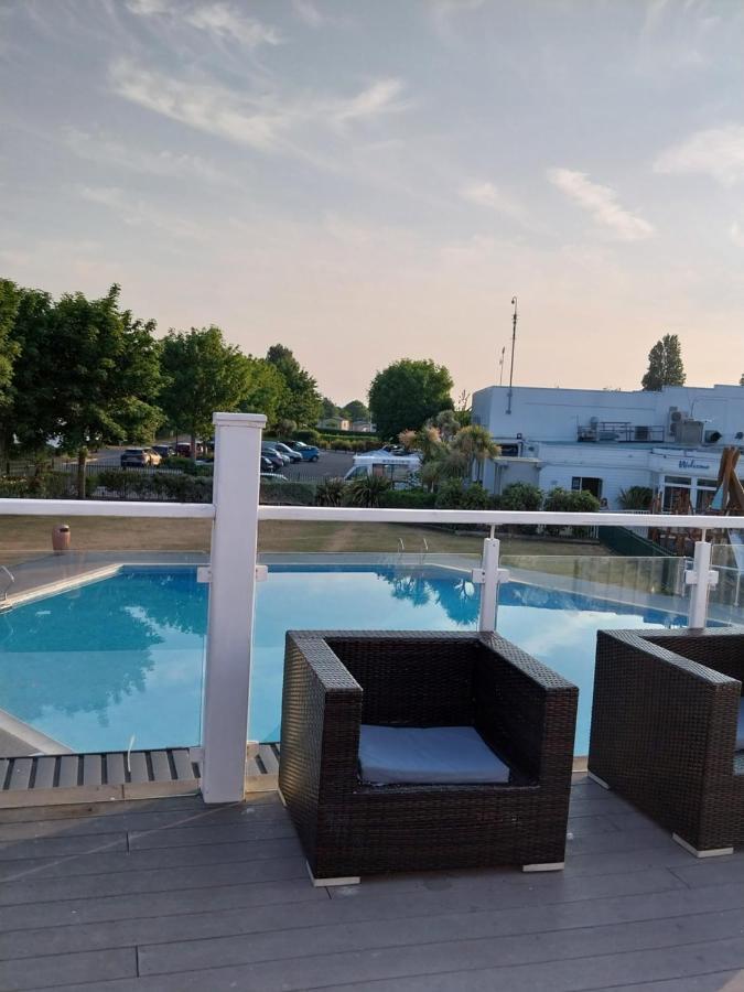 Family Breaks At Rockley Park With Prosecco And A Box Of Chocolates On Arrival Villa Poole Eksteriør billede