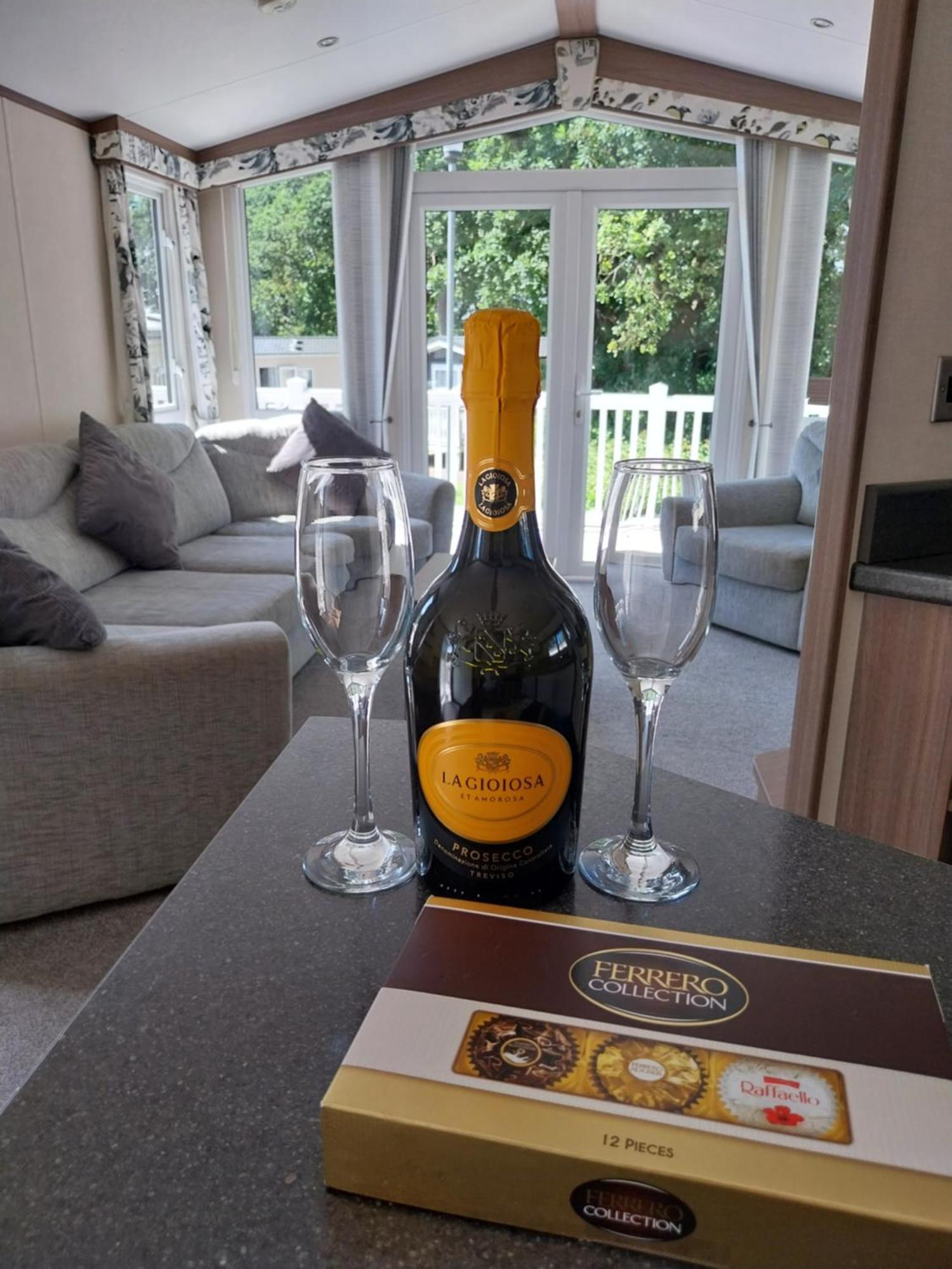 Family Breaks At Rockley Park With Prosecco And A Box Of Chocolates On Arrival Villa Poole Eksteriør billede